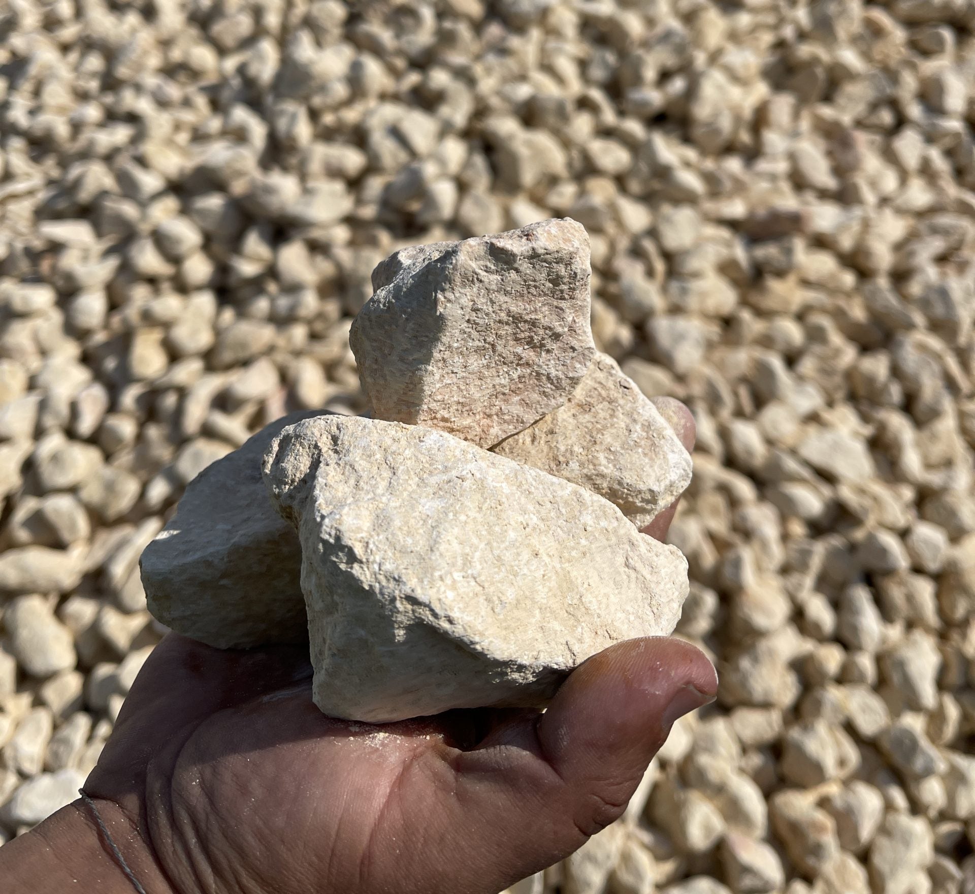 Beige Gravel 2-4cm 20kg Bag